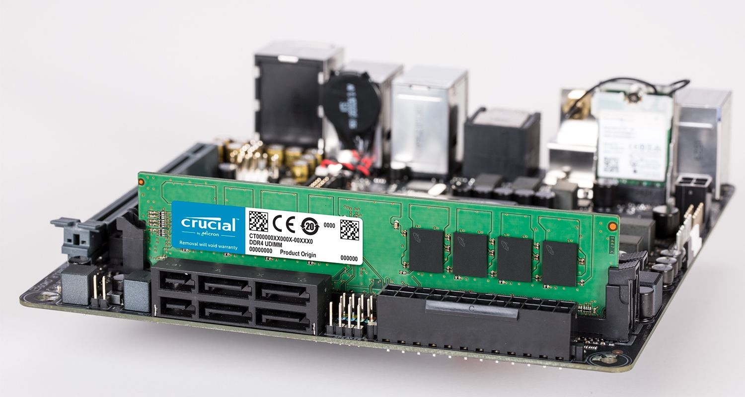 Crucial 메모리 모듈 및 마더보드.