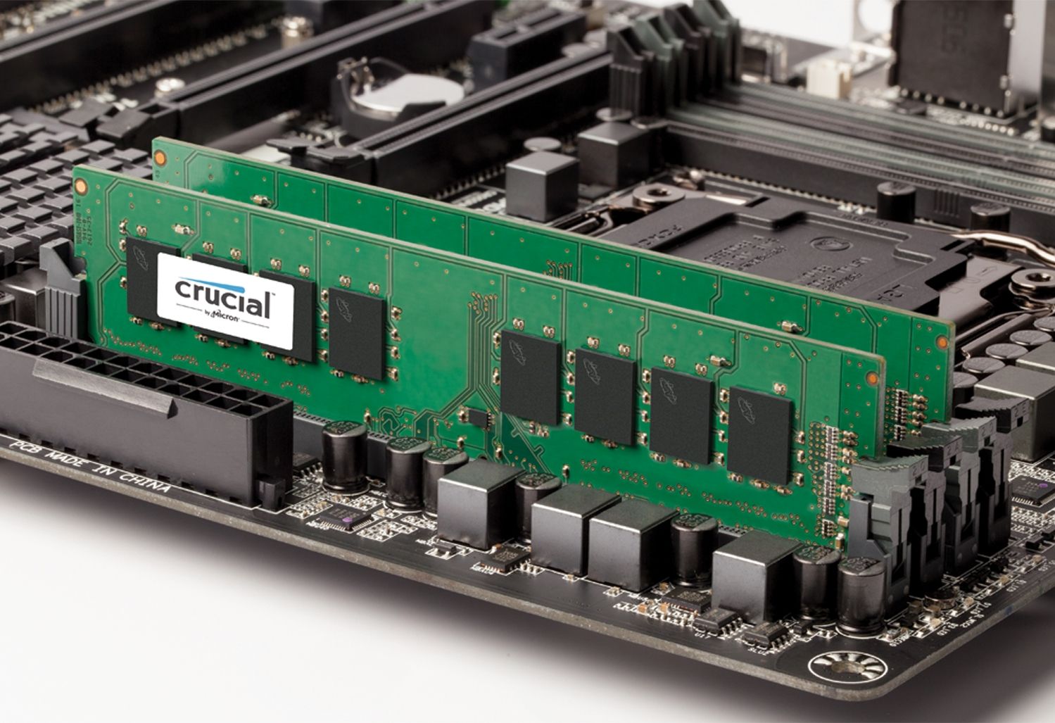 마더보드에 내장된 2개의 Crucial RAM 메모리 모듈