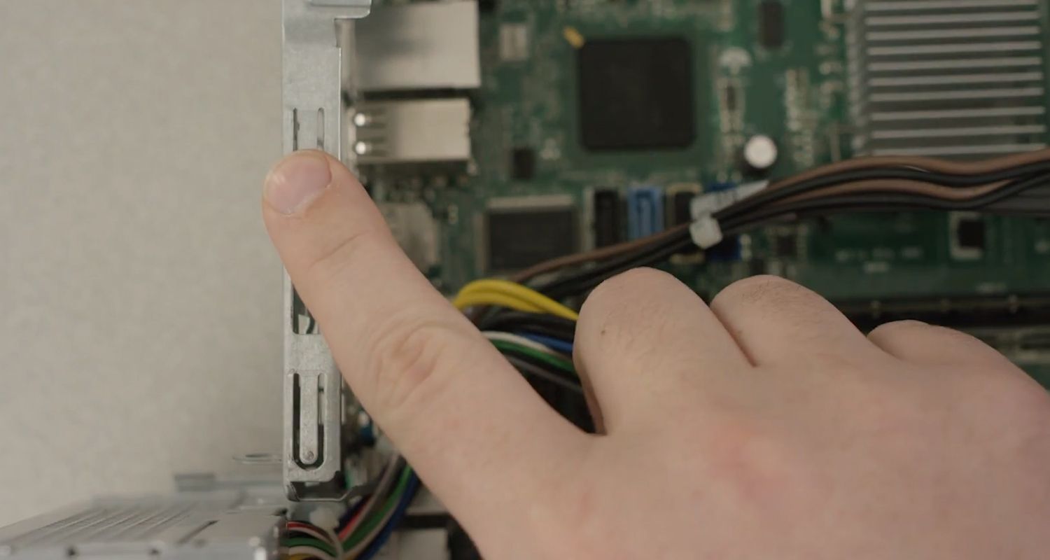 데스크톱 PC 내부의 도색되지 않은 금속 표면을 손가락으로 만져서 정전기를 방전시키십시오.