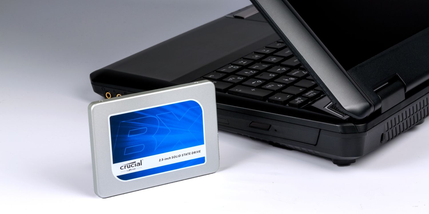 Crucial SSD 드라이브와 노트북.