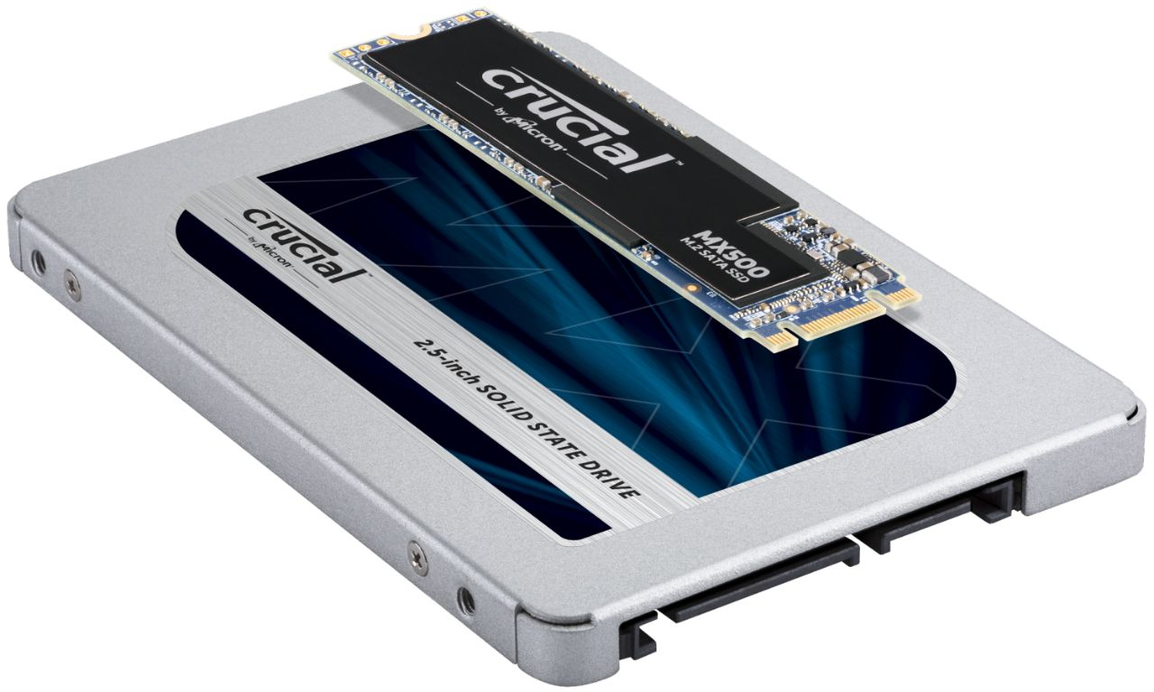SSD 모듈의 크기와 모양이 다를 수 있음을 보여주기 위해 쌓아놓은 두 개의 Crucial RAM 메모리 모듈